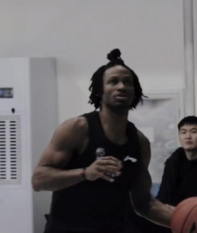 随后一行人与患者们合影留念，还开了很多玩笑。